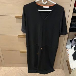 Tshirt dress with v neck and great details.
